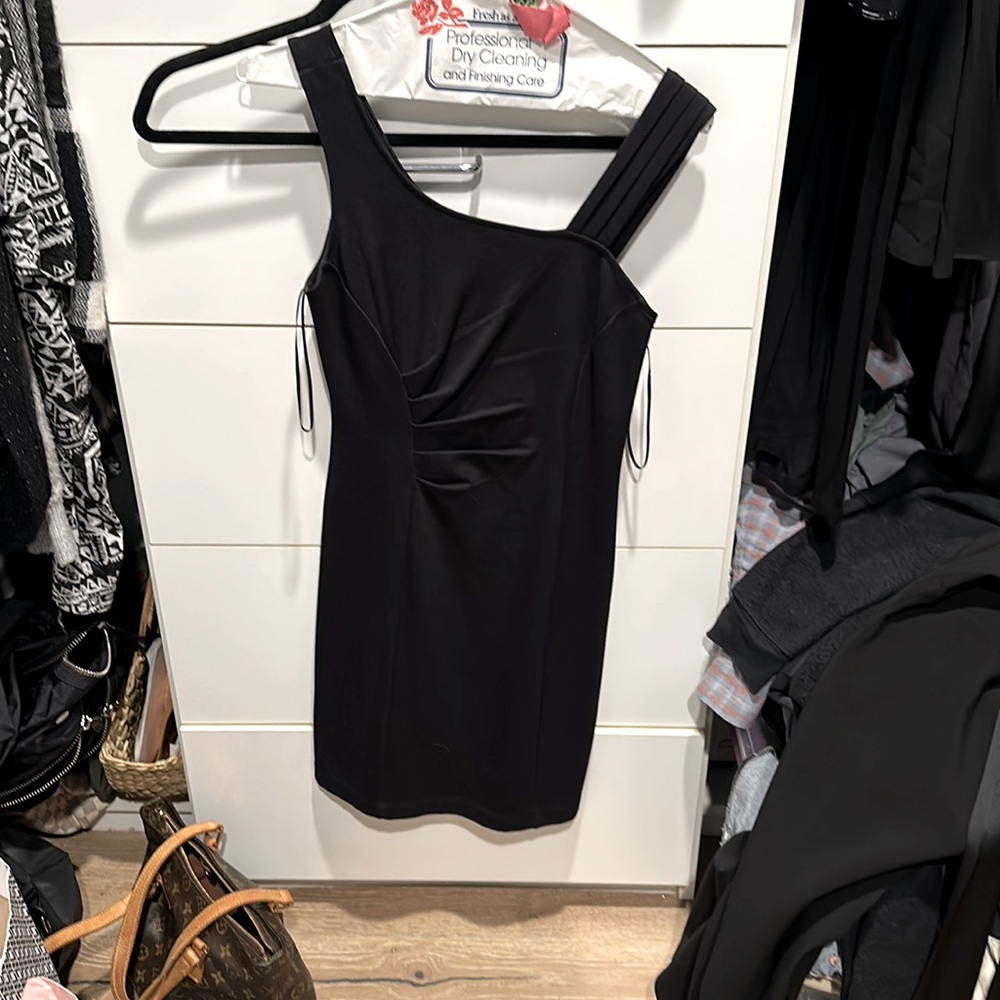 Size small, super flattering Guess mini dress